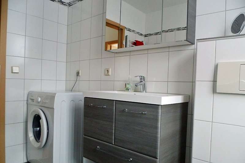 Salle de bain avec machine à laver