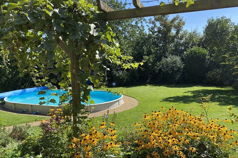 Idyllischer Garten mit Pool