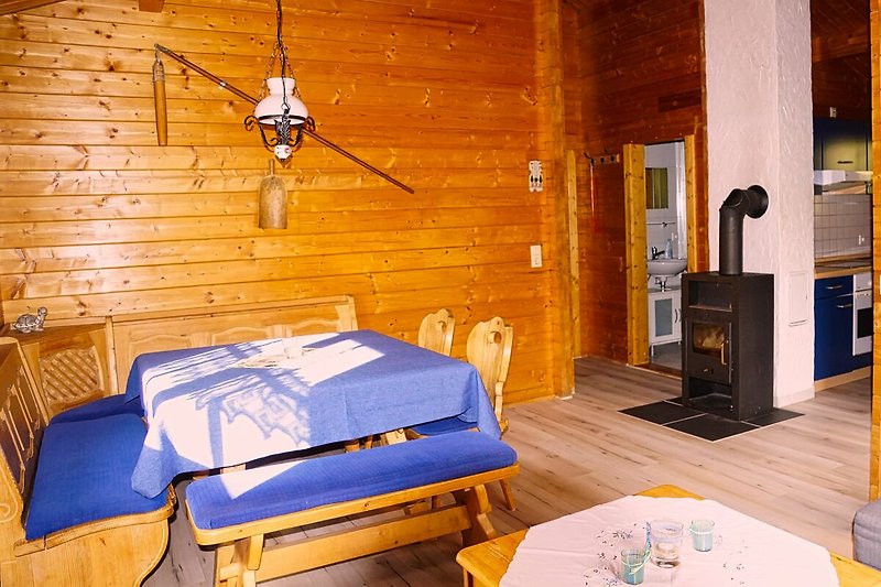 Gemütliches Schlafzimmer mit Holzbett und stilvoller Fensterverkleidung.