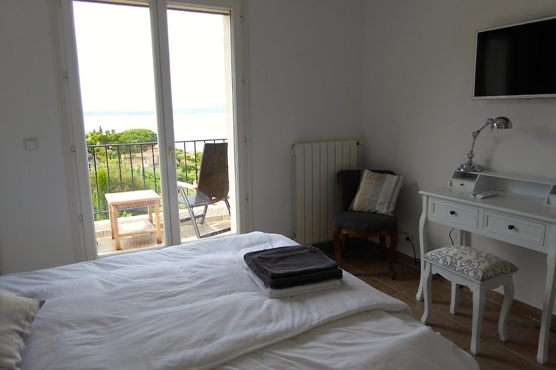 Zimmer 2 mit Balkon und Meerblick vom Bett aus, französisches Bett und TV