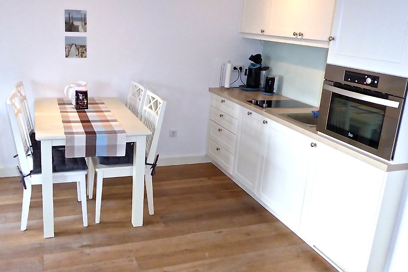 Kitchenette with dishwasher, ceramic hob, oven/microwave combo, refrigerator and coffee machines, toaster, kettle..