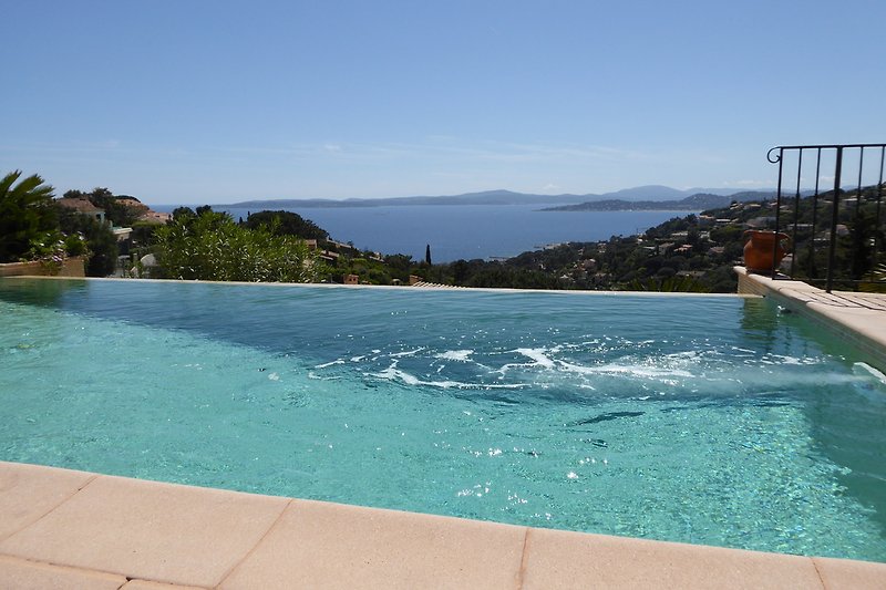 Infinity-Pool mit Gegenstromanlage, an diesem Ende ist der Pool ca. 1.70 m tief