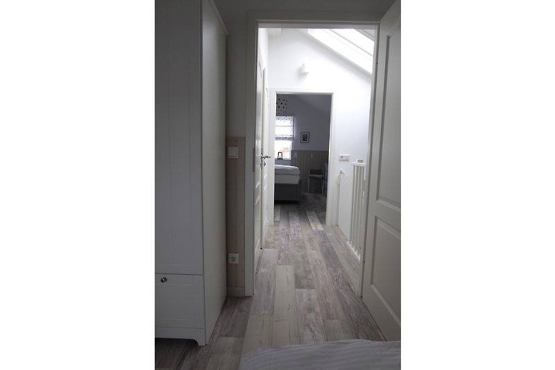 Blick aus dem Doppelbett-Schlafzimmer im OG über die Galerie mit gesicherter Treppe zum Einzelbett-Schlafzimmer