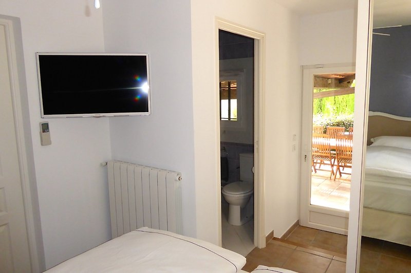 Zimmer 4 mit Terrassenzugang, Bad en suite und TV