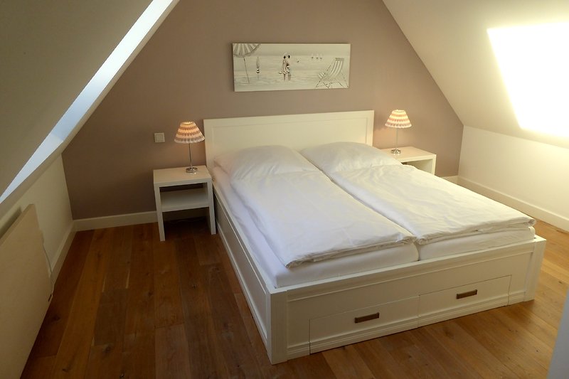 Schlafzimmer im DG mit Doppelbett 2x80x200 cm 
