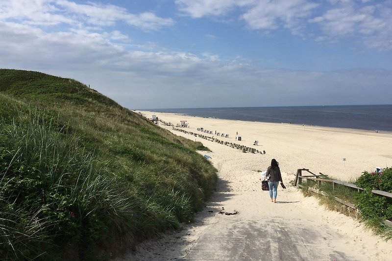 Strandaufgang an der Nordseeklinik im September, kaum noch Strandkörbe aufgestellt, herrlich breiter Sandstrand