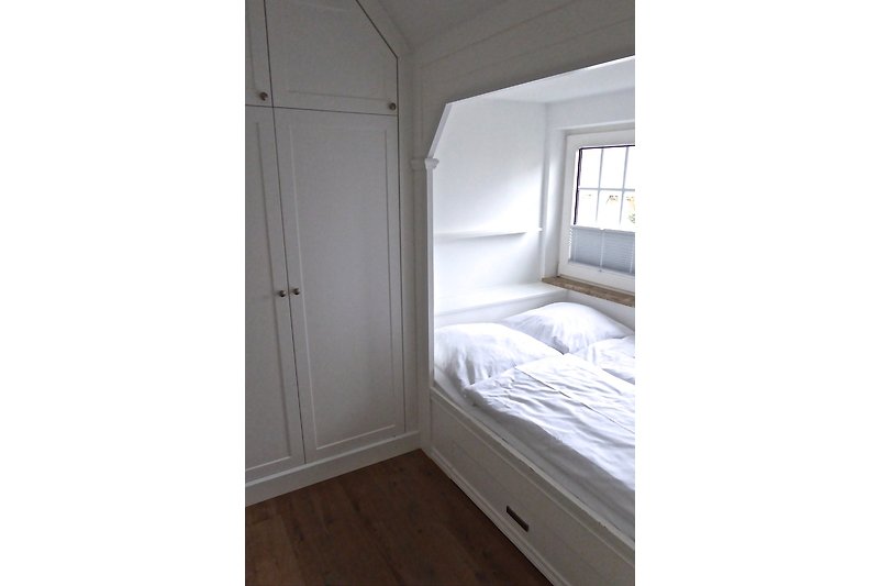 Schlafzimmer im OG mit Einbaubett (Alkoven) 140x200 cm