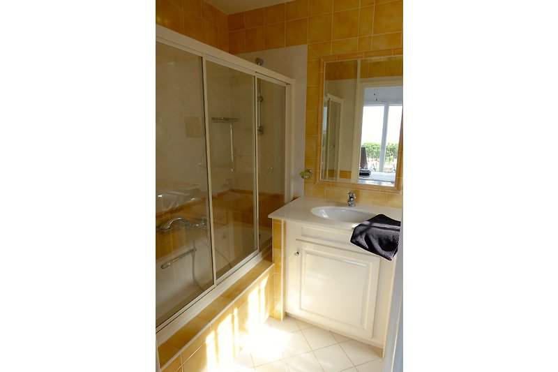 Bad en suite im Zimmer 2 (Dusche in Wanne)