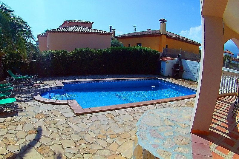 Villa Manuela mit Pool u. Klima, blick auf den Pool