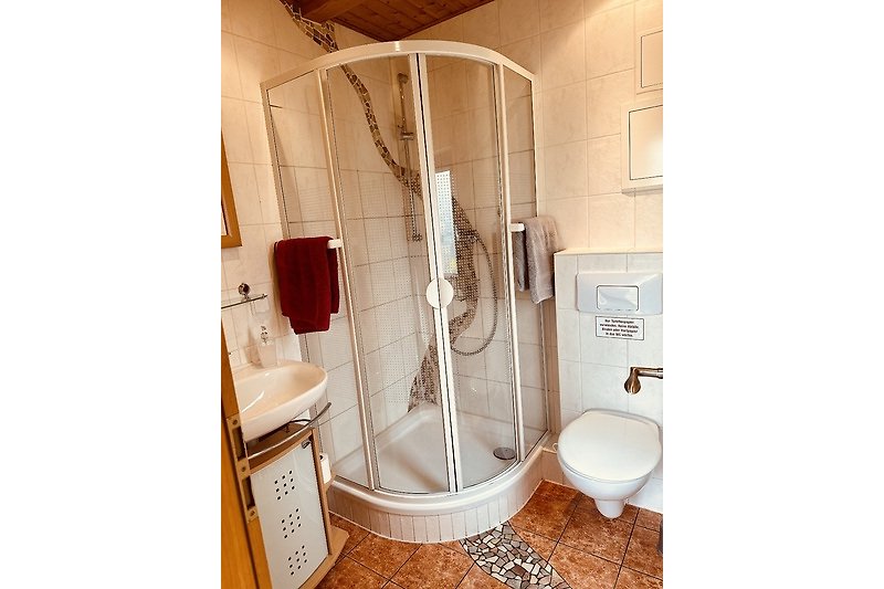 Kleines Badezimmer modernen Armaturen und Fliesen.