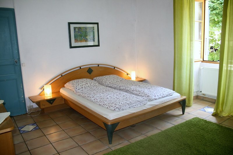 Grosses Schlafzimmer mit Doppelbett 160cm für zwei Personen