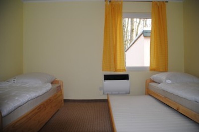 Schlafzimmer mit 2 Einzelbetten und 2 Ausziehbetten