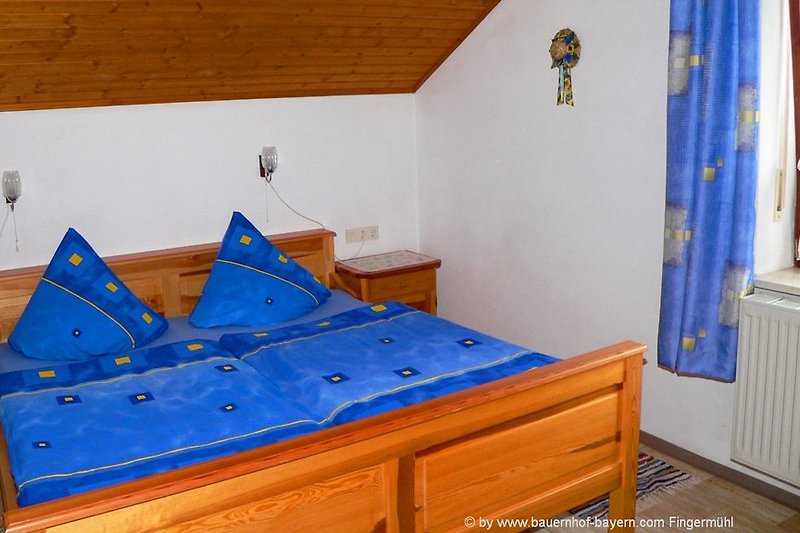 Schlafzimmer in der Ferienwohnung am Bauernhof Fingermühl in der Oberpfalz