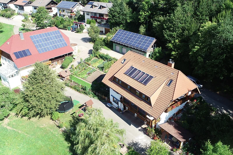 Haus mit den Ferienwohnungen und Bauernhof