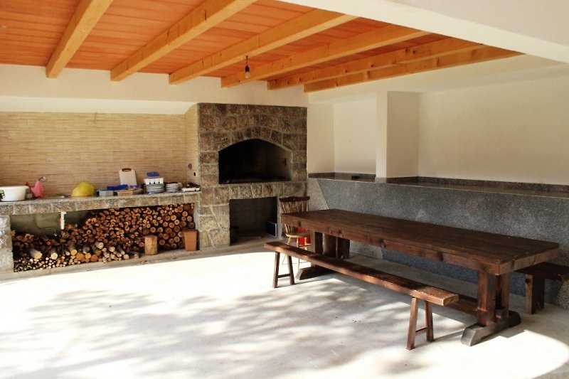 Fireplace/outdoor kitchen