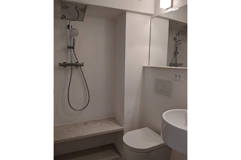 3.OG: Schlafraum II mit Doppelbetten (160x200), Duschbad mit WC