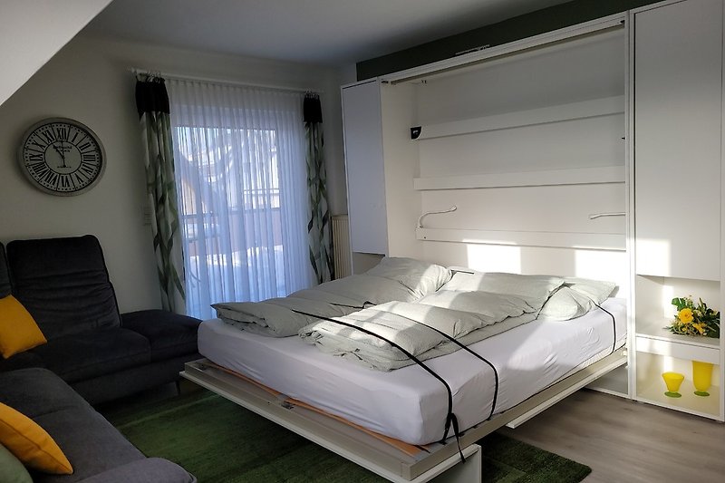Großer Wohn-Schlafraum mit komfortablem Doppelklappbett