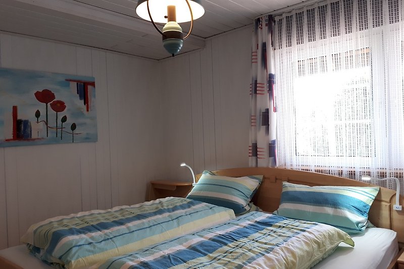 Separates großes Schlafzimmer mit Kinderbett oder Zustellbett 