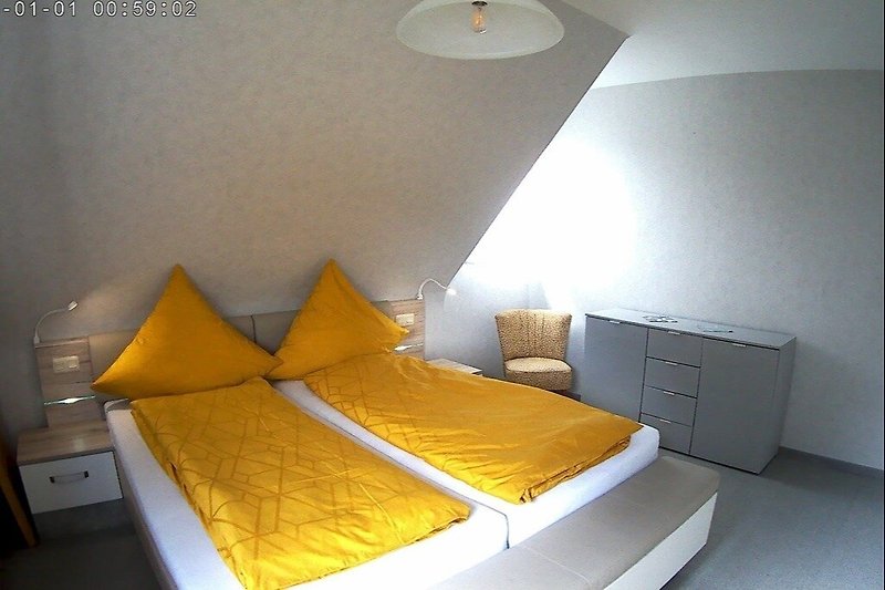 Separates großes Schlafzimmer mit Kinderbett oder Zustellbett 