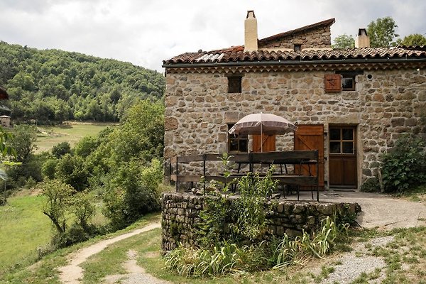 La Rossille mit Terrasse und schöner Aussicht La Rossille mit Terrasse und schöner Aussicht