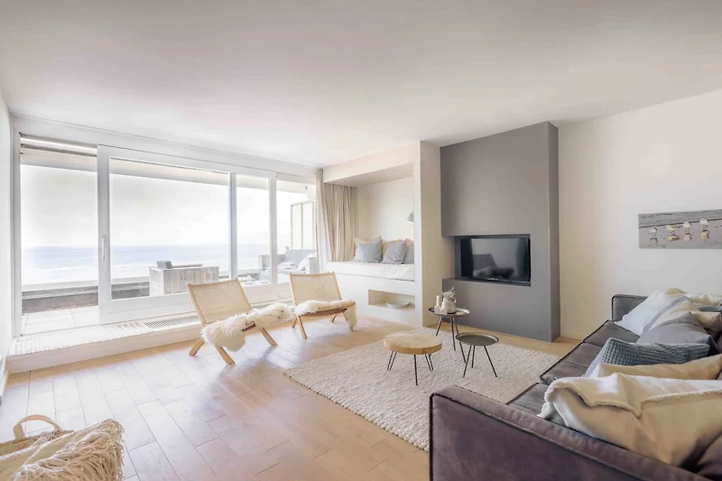 Penthouse-Wohnbereich mit Holzdetails und großzügigem Flair.