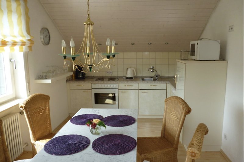 Gemütliche Küche mit stilvoller Einrichtung, Holzboden und schöner Beleuchtung.