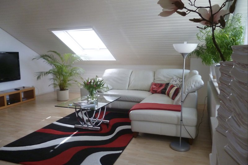 Gemütliches Wohnzimmer mit stilvollem Interieur, bequemer Couch und schöner Beleuchtung.