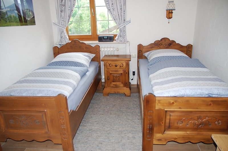 Schlafzimmer mit zwei Einzelbetten