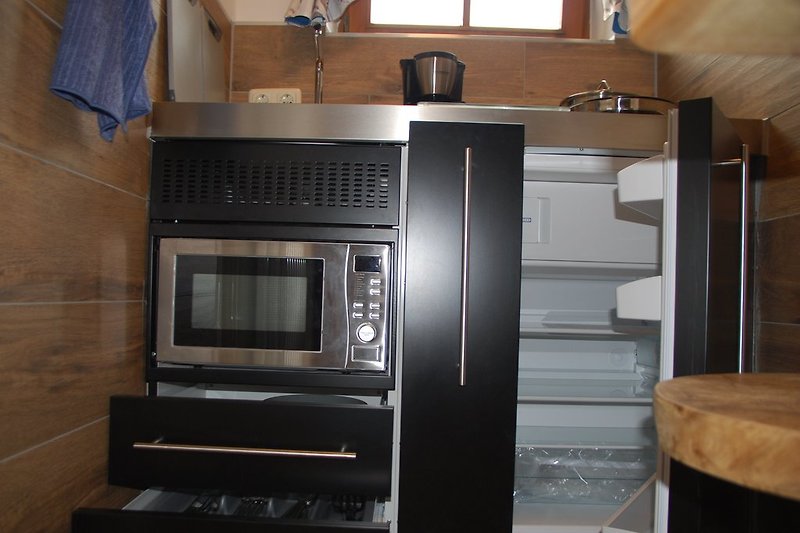 Pantry-Küche mit Kühlschrank und Mikrowelle