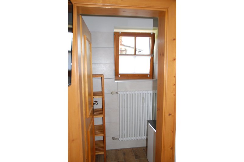 Eingang Badezimmer mit eigenem Fenster