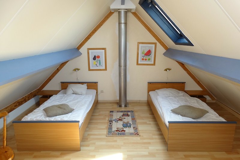Einladendes zweite Schlafzimmer mit zwei bequemen Einzelbetten (Obergeschoss).