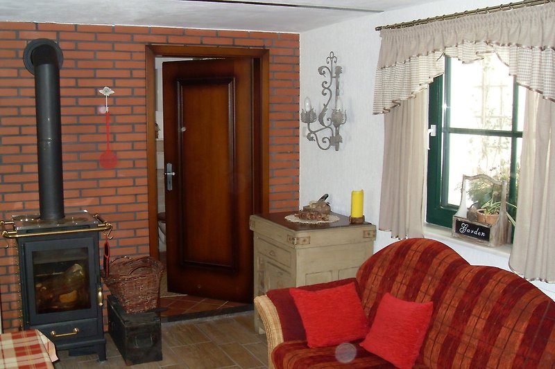 Wohnzimmer mit Kamin in gemütlichen Stil