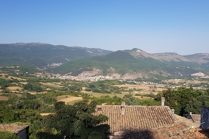 Vista desde Gagliano Aterno sobre el valle Subequana hasta Castelvecchio Subequana