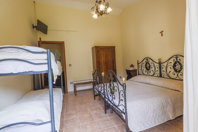 Double room (3) with stylish wrought iron beds