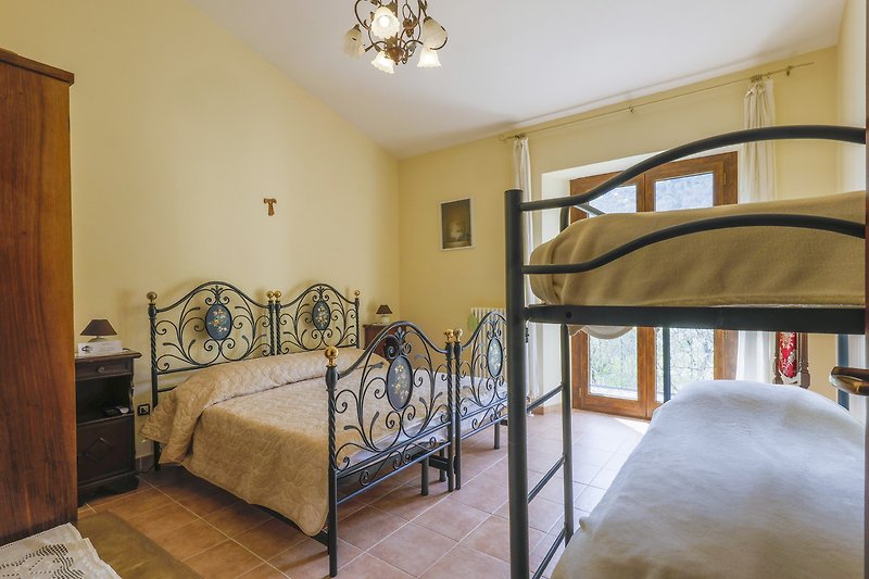 Chambre double (3) avec lit superposé supplémentaire et accès au balcon