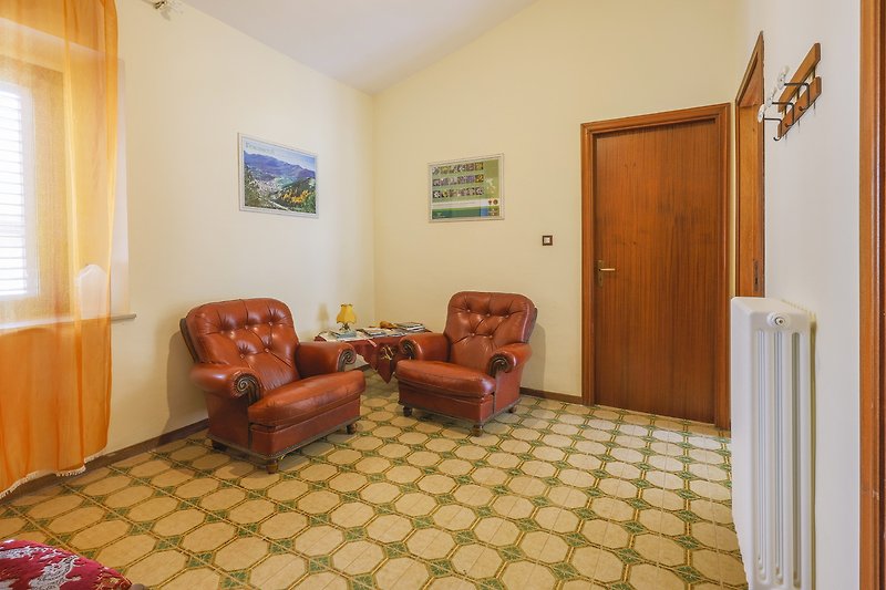 Lounge with access to the bathroom and double rooms 3 and 4
