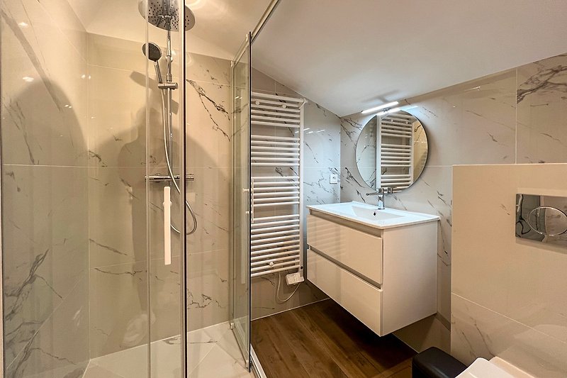 Badezimmer en suite mit WC und Dusche - Empore
