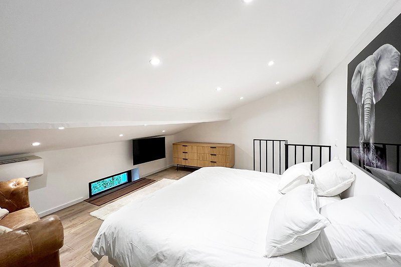 Schlafzimmer 1 Empore mit Doppelbett und TV