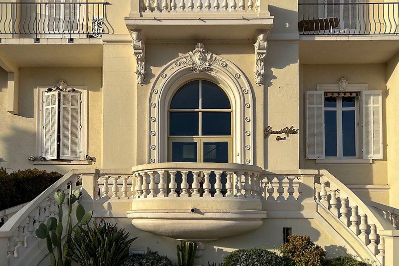 Stilvolle Fassade mit symmetrischer Architektur und eleganten Details.