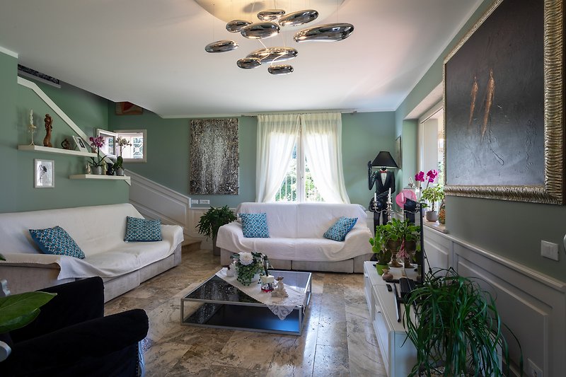 Gemütliches Wohnzimmer mit stilvoller Einrichtung und lila Akzenten.