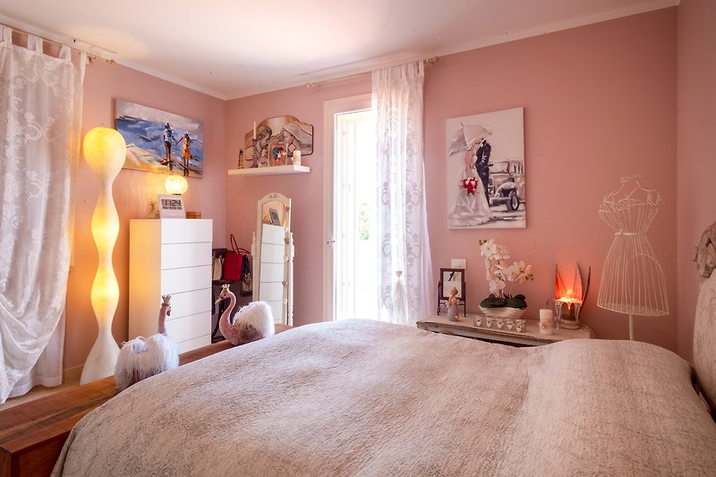 Gemütliches Schlafzimmer mit stilvoller Einrichtung und warmem Holzdekor.