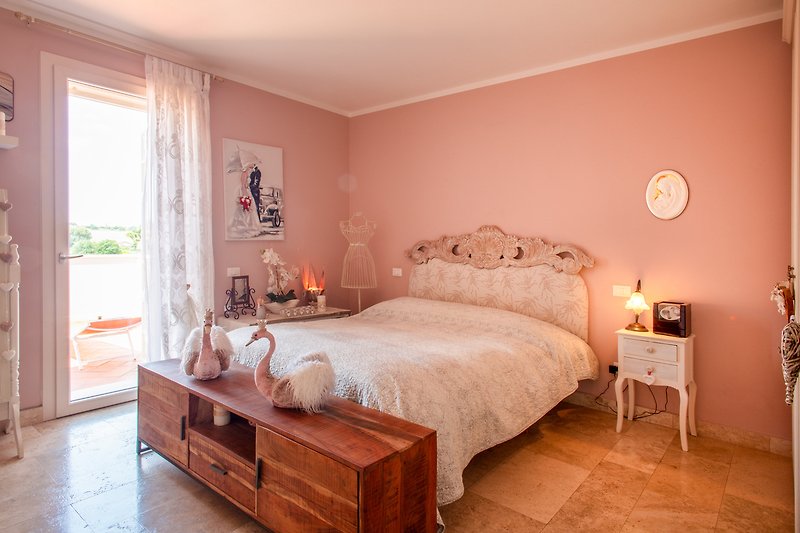 Gemütliches Schlafzimmer mit stilvoller Einrichtung und Holzbett.