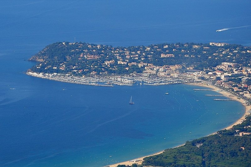 Cavalaire mit Jachthafen aus der Luft