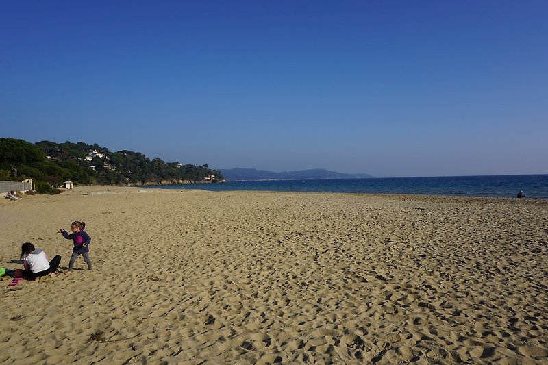 Langer und breiter 4 km Sandstrand - Längster an der Cote d' Azur - Viele Plätze zum Entspannen