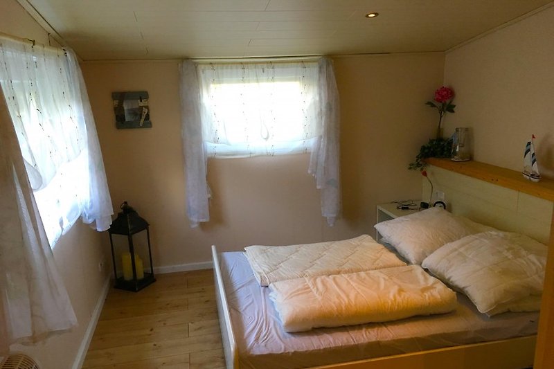 Schlafzimmer 2 mit Doppelbett und 1 Enkelbett