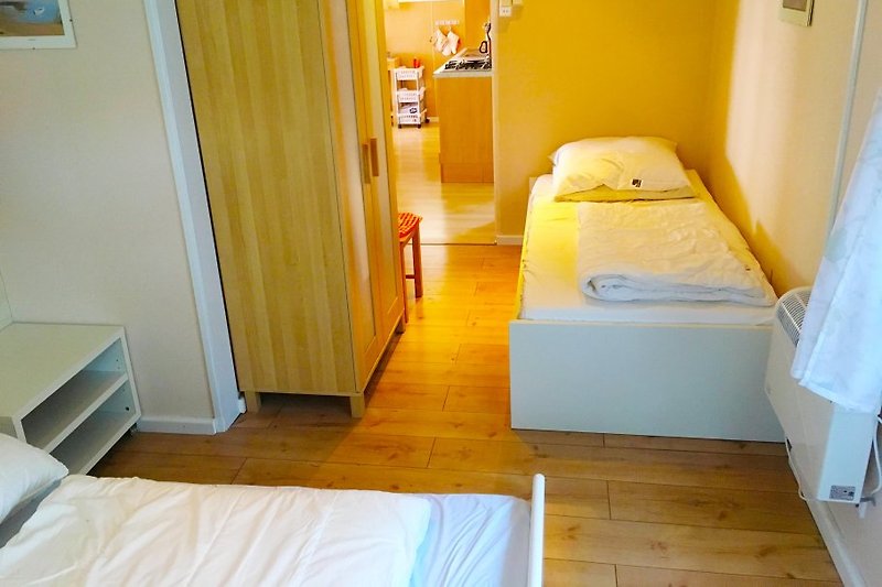 Schlafzimmer 2 mit Doppelbett und 1 Enkelbett