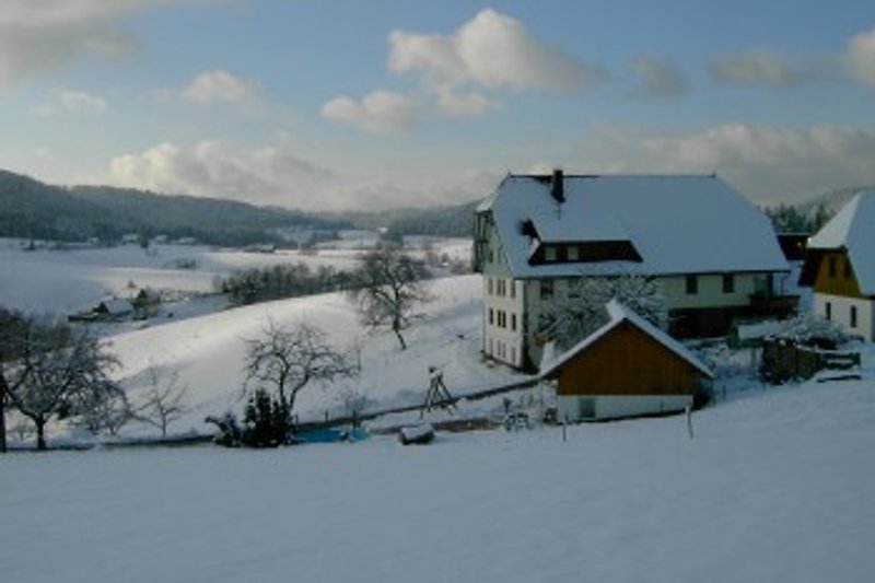 Incluso el invierno tiene su encanto: El Fehrenbacherhof con vistas al valle de Sulzbach.