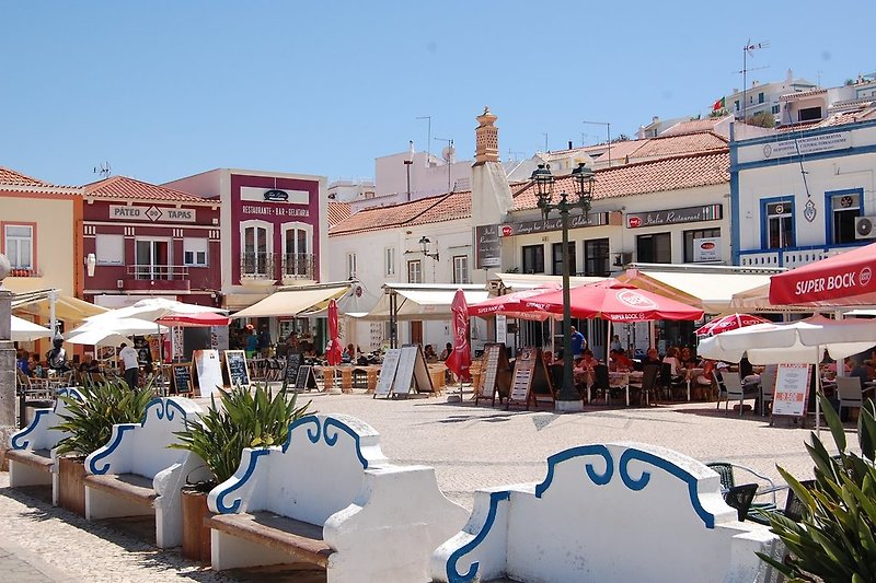 Marktplatz - der Treffpunkt in Ferragudo