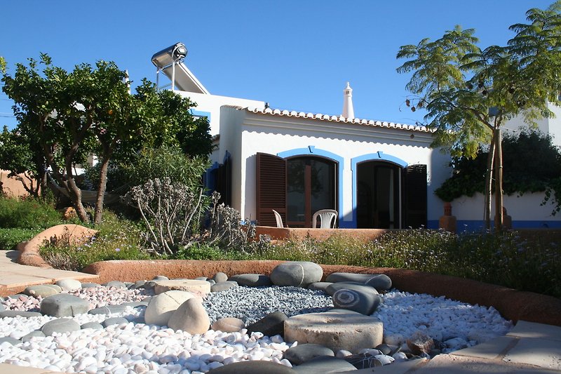 Ansicht des Hauses mit Steinkreis