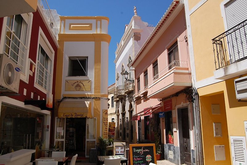 Typical alley in Ferragudo.